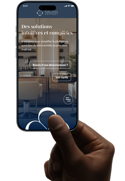 Main tenant un mobile avec le site Panel Vision Connect
